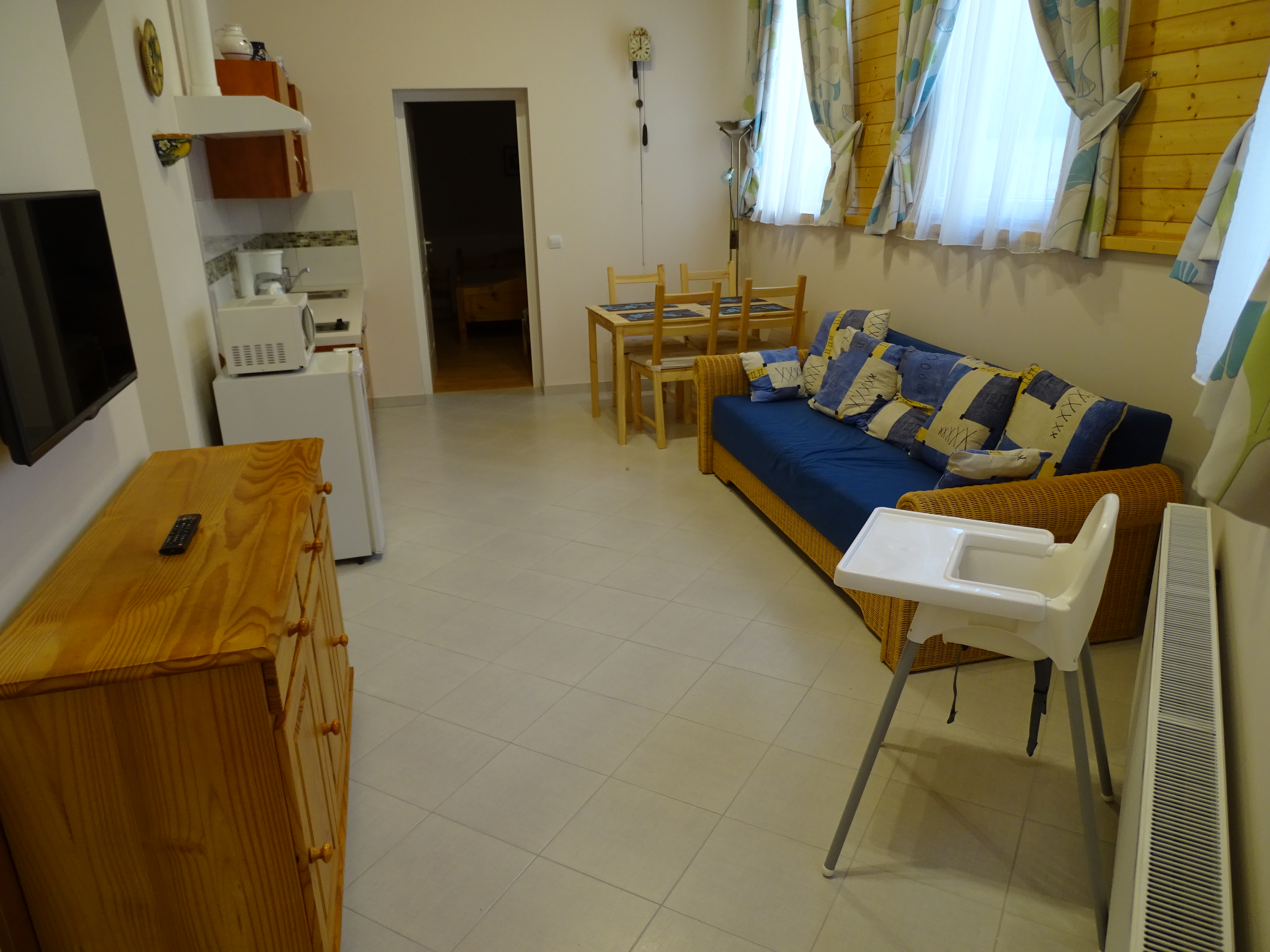 Családi 3. apartman nappali, ebédlő, konyha 1