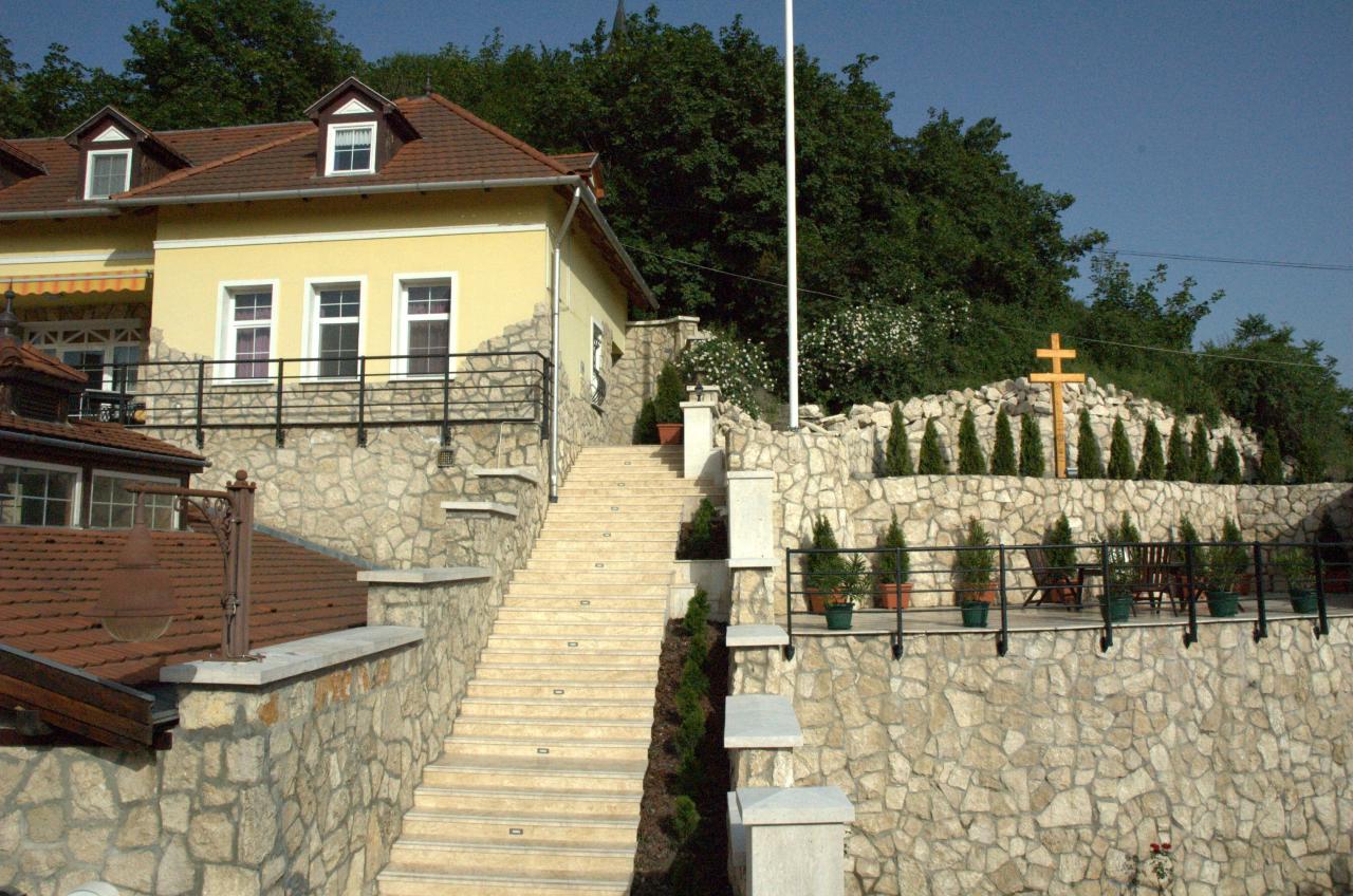 Erkélyes apartman épületéhez a feljárat