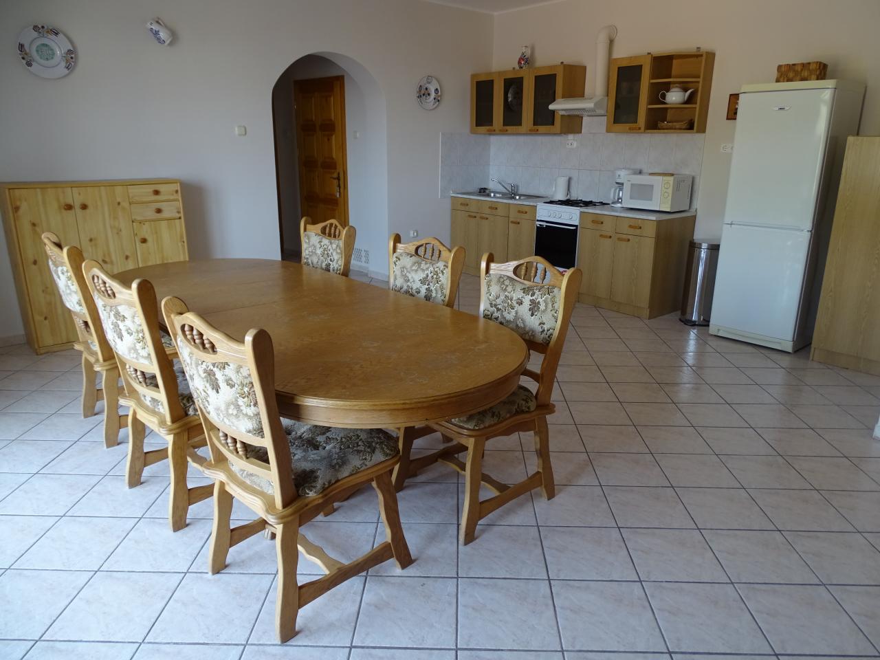 Erkélyes apartman konyha ebédlővel