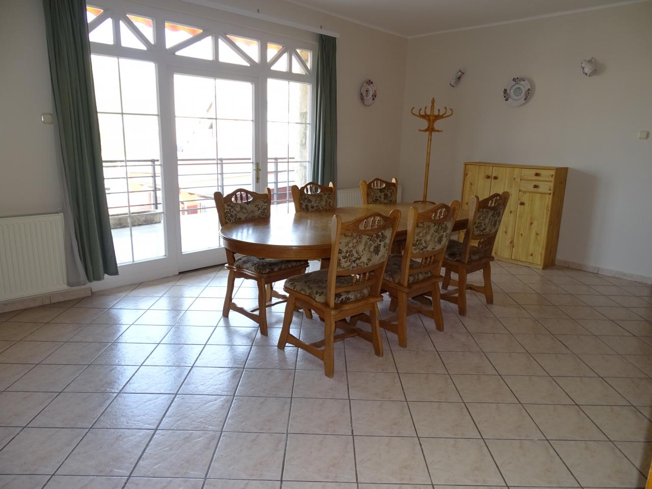 Erkélyes apartman konyha ebédlővel